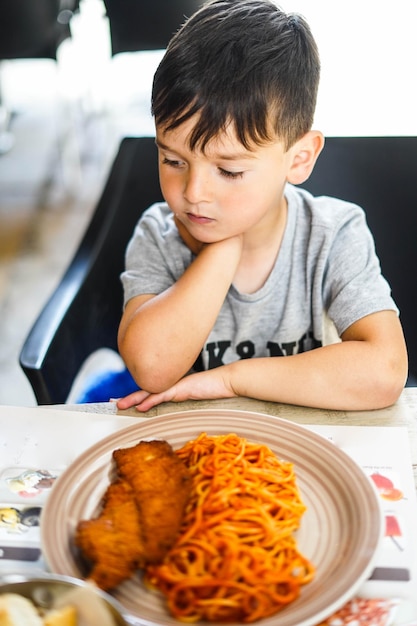 Ragazzino seduto in un caffè