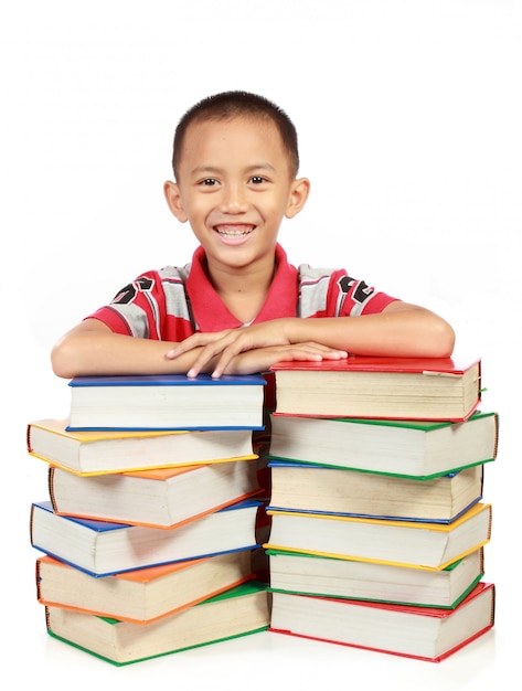 Ragazzino sorridente con il suo libro