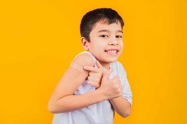 Ragazzino sorridente dopo aver ricevuto una vaccinazione.