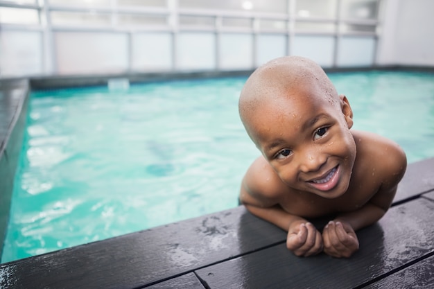 Ragazzino sorridente in piscina