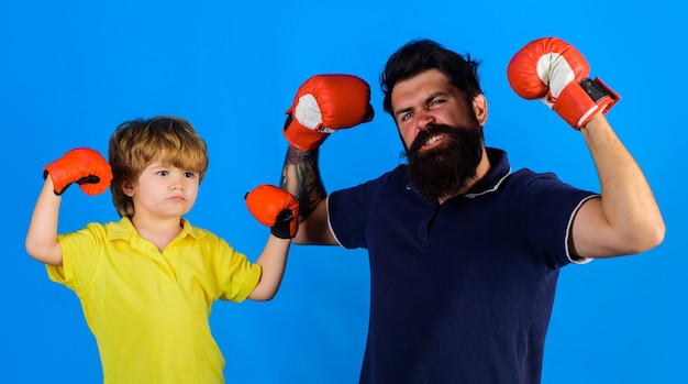 Ragazzino sportivo all'allenamento di boxe con allenatore Bambino ragazzo in guantoni da boxe che fa esercizio