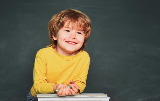 Ragazzino studente felice con un voto eccellente piccoli bambini alla lezione di scuola il primo giorno di scuola ha