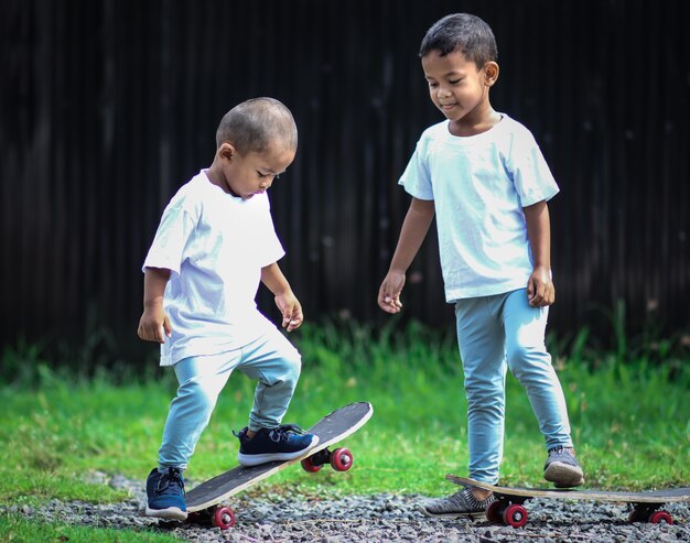 Ragazzino su skateboard.