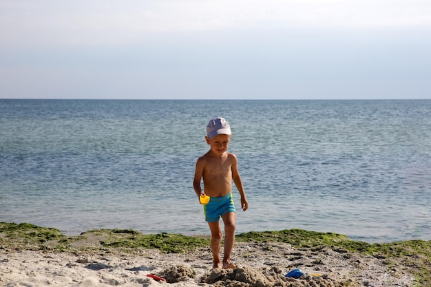 Ragazzino sulla spiaggia del mare