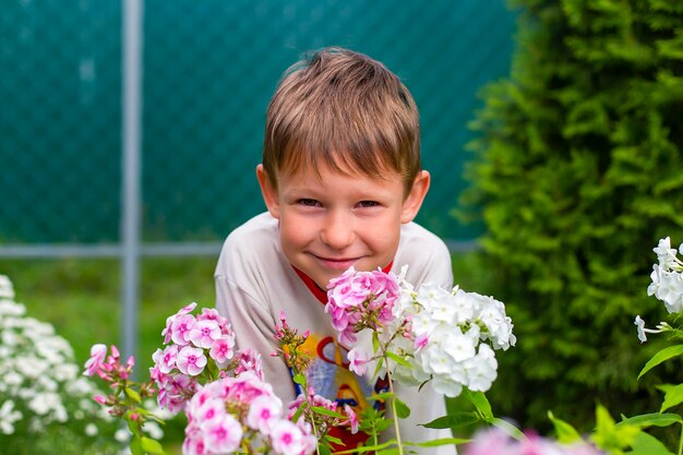 Ragazzino sullo sfondo dei fiori