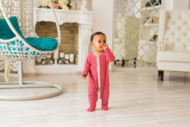 Ragazzino sveglio a casa. Bambino di razza mista