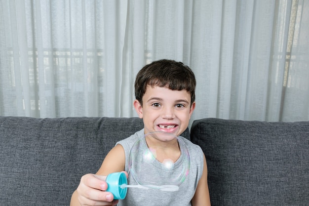 Ragazzino sveglio che fa le bolle di sapone