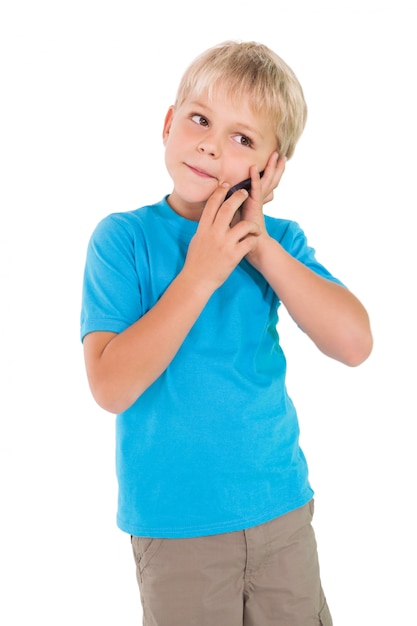 Ragazzino sveglio che parla sullo smartphone