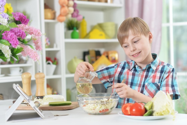 Ragazzino sveglio che prepara la cena