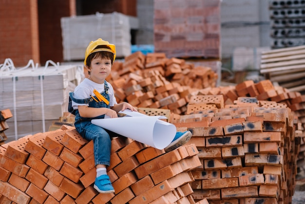 Ragazzino sveglio con un costume da architetto