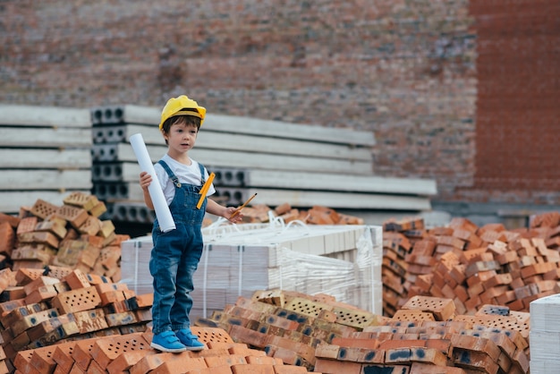 Ragazzino sveglio con un costume da architetto