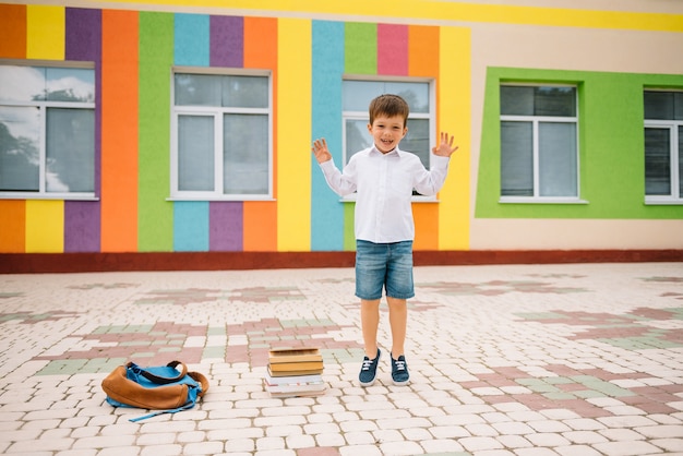 Ragazzino sveglio con uno zaino e libri