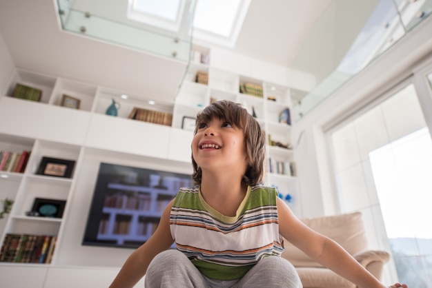 Ragazzino sveglio felice a nuova casa moderna