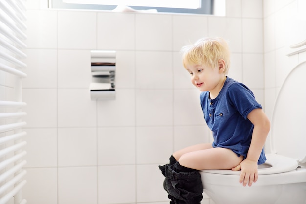 Ragazzino sveglio in bagno