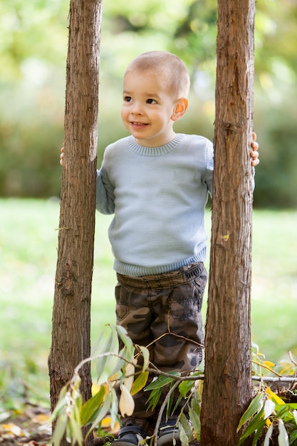 Ragazzino tra gli alberi