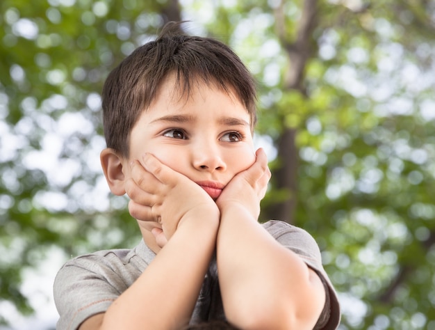 Ragazzino triste guardando qualcosa