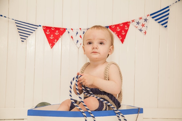 Ragazzino vestito da pescatore su un costume da bambino di Halloween in barca