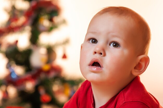 Ragazzino vicino all'albero di Natale