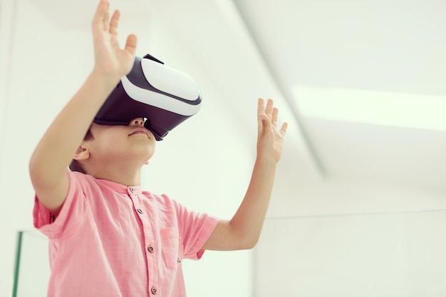 ragazzo a casa che indossa occhiali vr alzando le mani e giocando