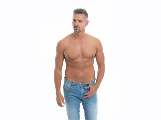 Ragazzo a torso nudo con torso muscoloso in studio torso muscoloso di ragazzo a torso nudo che indossa jeans