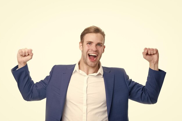 Ragazzo abiti formali gridando e celebrando il successo Uomo d'affari felice faccia emotiva entusiasta del successo Concetto di progetto di successo Imprenditore soddisfatto dell'affare L'uomo esulta per il successo