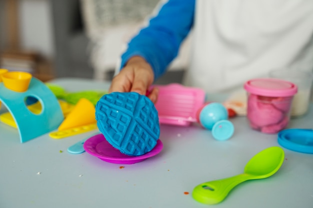 Ragazzo ad alto angolo con plastilina blu