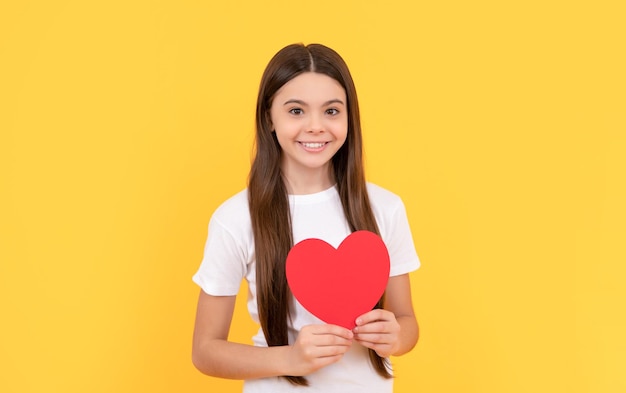 Ragazzo adolescente allegro con amore romantico regalo innamorato vendita di San Valentino