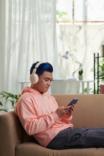 Ragazzo adolescente che ascolta la musica