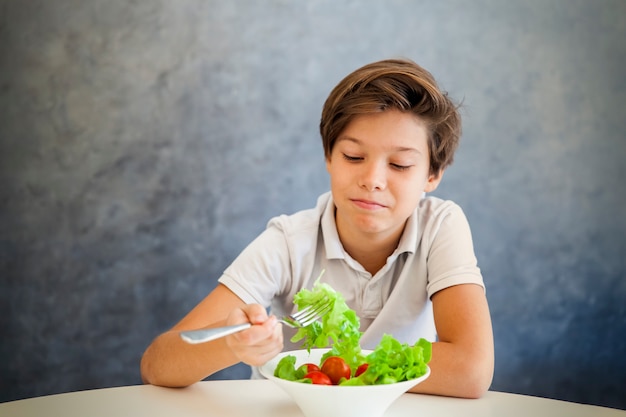 Ragazzo adolescente si rifiuta di mangiare insalata