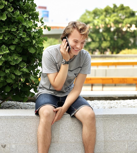 Ragazzo adolescente utilizzando smart phone