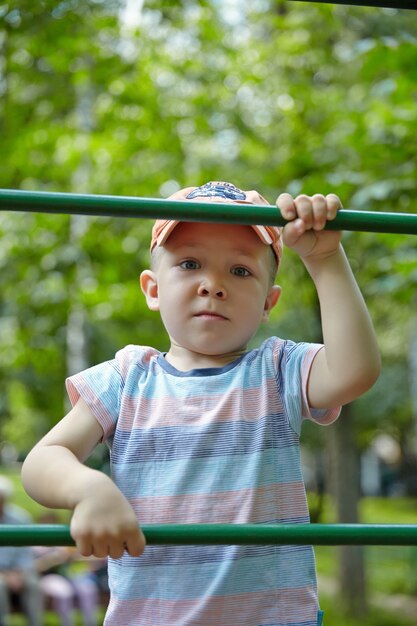 Ragazzo adorabile nel parco giochi estivo