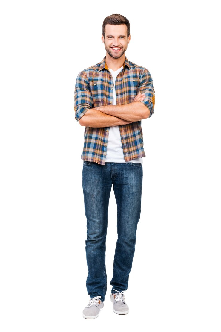 Foto ragazzo affidabile. per tutta la lunghezza del giovane sorridente che tiene le braccia incrociate e guarda la telecamera mentre si trova in piedi su sfondo bianco
