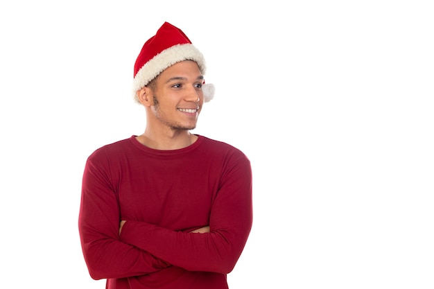 Ragazzo africano che indossa un cappello di Natale isolato su bianco