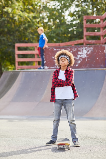 Ragazzo africano con skateboard