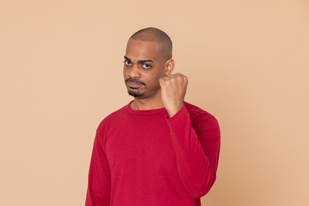 Ragazzo africano con una maglia rossa