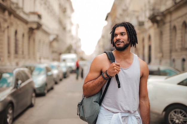 Ragazzo afro in una città urbana