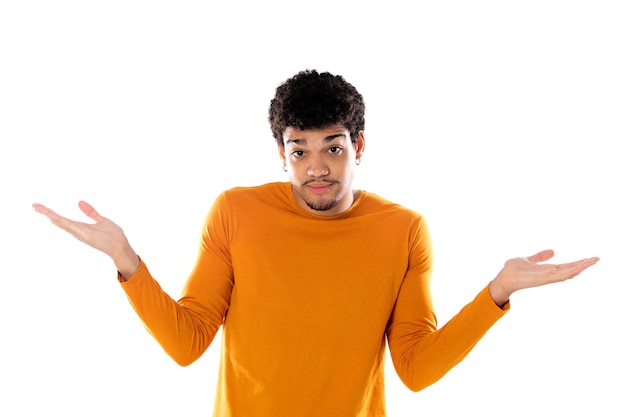 Ragazzo afro perplesso che indossa un maglione arancione isolato su uno sfondo bianco