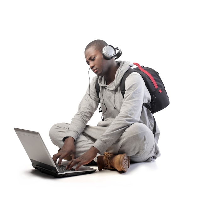 Ragazzo afro utilizzando un computer portatile