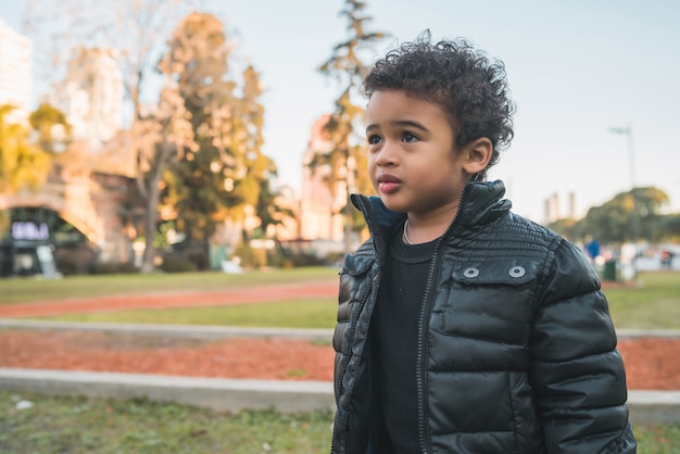 Ragazzo afroamericano al parco.