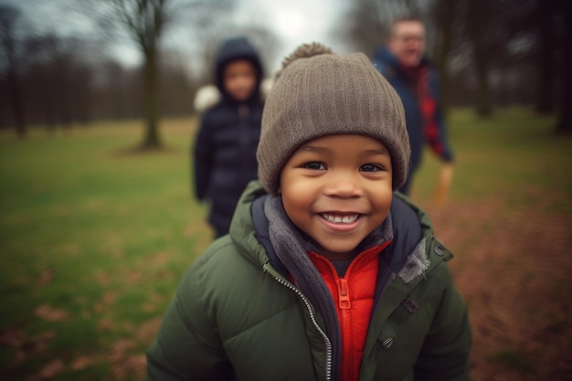 ragazzo afroamericano e famiglia nel parco