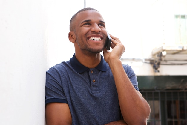 Ragazzo afroamericano parlando sul cellulare