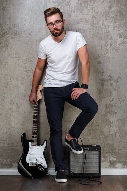 Ragazzo alla moda con una chitarra