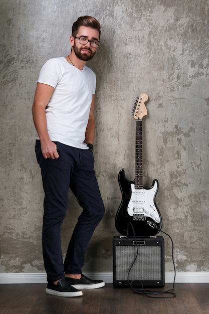 Ragazzo alla moda con una chitarra