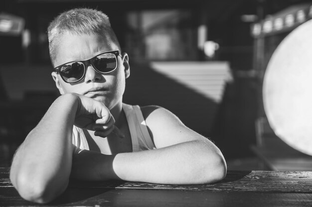 Ragazzo alla moda in occhiali da sole. fotografia in bianco e nero