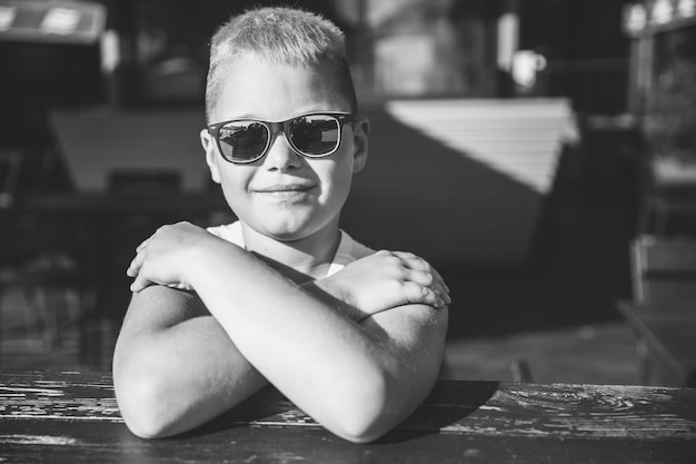 Ragazzo alla moda in occhiali da sole. fotografia in bianco e nero