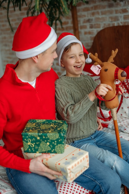 ragazzo allegro con papà per natale