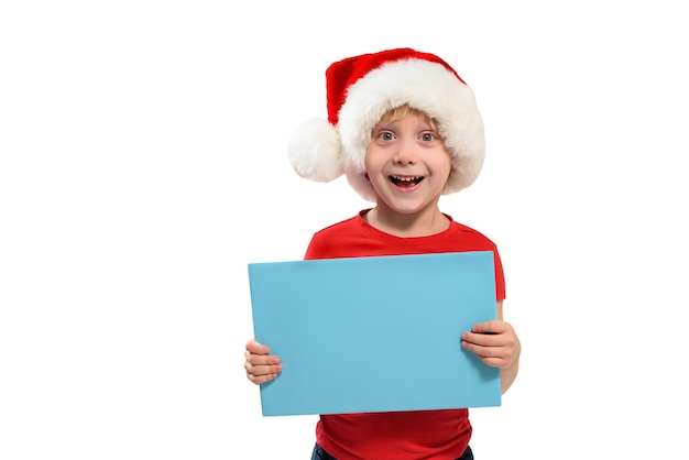 Ragazzo allegro in cappello della Santa con un bordo blu in bianco nelle sue mani Isolare su bianco