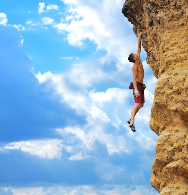 Ragazzo appeso alla roccia