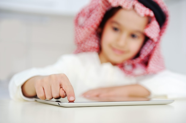 Ragazzo arabo che lavora su un tablet