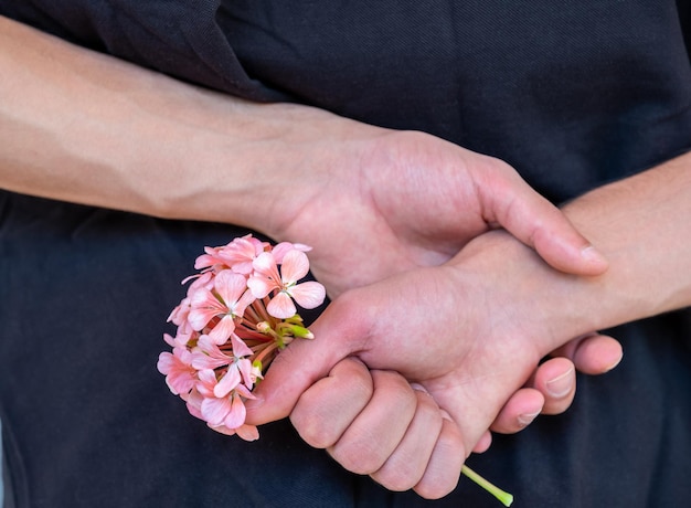 Ragazzo arabo che tiene fiore in mano